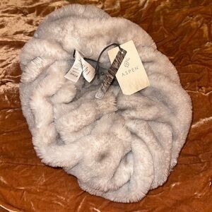 Women’s Aspen Light Grey Faux Fur Neck Scarf NWT